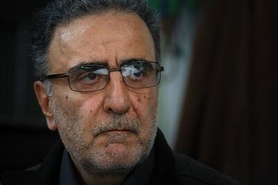  لحظات تلخ مصطفی تاجزاده در مراسم تشییع برادرش