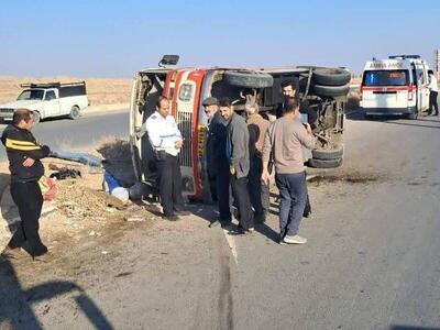  واژگونی مینی‌بوس در «گلبهار» خراسان رضوی ۱۳ نفر را روانه بیمارستان کرد