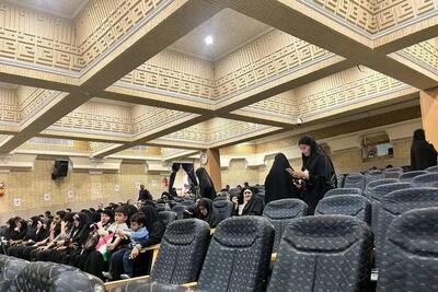  در تجمع محاکمه روحانی و ظریف، فقط ۲۵ نفر آمدند که چهار نفرشان بچه بودند!