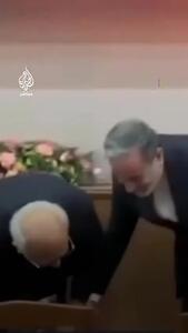  ببینید | ویدیویی از اقدام عراقچی برای بوسیدن دست استادش