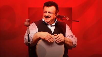  هرگز ایستاده نمی‌خوانم، به اعضای گروهم هم اجازه نمی‌دهم حرکات اضافه انجام دهند
