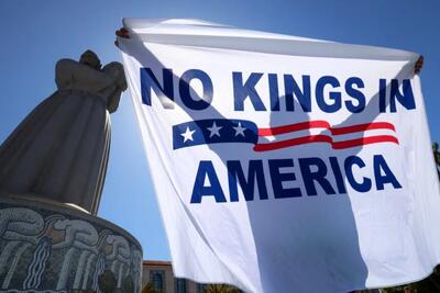  نظام سیاسی آمریکا در پاسخ به نیازهای جامعه ناتوان است / اعتراضات مردمی ضد ترامپ با شعار پادشاهی ممنوع!