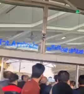  اتفاق عجیب در فرودگاه مشهد هنگام ورود یک پرواز بین‌المللی؛ استقبال فرودگاه مشهد با درهای بسته در ورودی پرواز بین‌المللی!