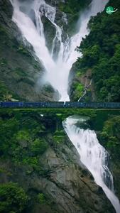  عبور قطار از دل آبشار دودساگار؛ تلاقی شگفت‌انگیز صنعت و طبیعت!