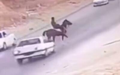  فیلم/ تصادف شدید پژو با اسب در کازرون