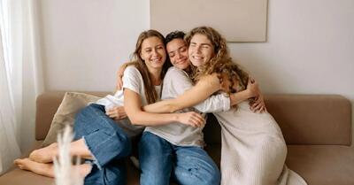  آغوش گرفتن؛ عادت کوچکی که سلامت روان را متحول می‌کند