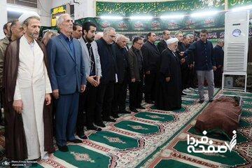  نماز بر پیکر برادر سید مصطفی تاج زاده توسط عبدالله نوری + تصویر