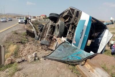  مصدومیت ۱۳ مسافر بر اثر واژگونی اتوبوس در شهرستان گلبهار خراسان رضوی (۱۰ آبان ۱۴۰۴)