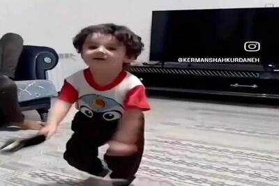  آواز محلی؛ بچه انگار باتری خورده انقد باانرژیه تو خونه دور میگ میگی میزنه با رقص کردی