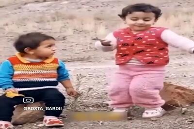  آواز محلی؛ دختربچه بانمک جوری با ناز و کرشمه رقصید که پسربچه نمیتونه ازش چشم برداره