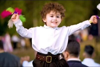  آواز محلی؛ پسرک دوستداشتنی مو فرفری با آهنگ چوقا چوقا بختیاری چه رقصی میکنه