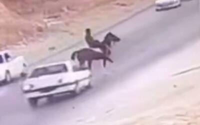  فیلم تصادف شدید پژو با اسب و سوارکار در کازرون / راننده پا به فرارر گذاشت+فیلم