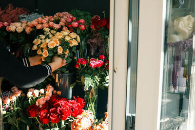  خرید سبد گل: ترکیب طبیعی و صمیمانه برای هر مراسم