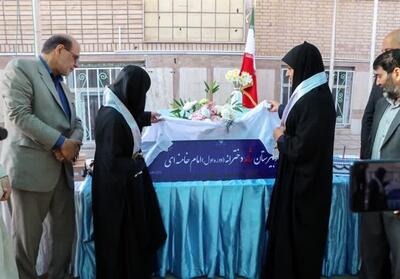  رونمایی از نخستین تابلوی رسمی طرح ملی همسان‌سازی مدارس شاهد در فارس - تسنیم