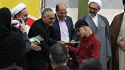  از هنرمند توان‌خواه مهریزی برگزیده جشنواره تئاتر مریوان تجلیل شد