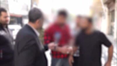  خالکوبی عجیب بر پشت اراذل و اوباش | اولین تصاویر از شمشیرهایی شبیه نماد شیطان!