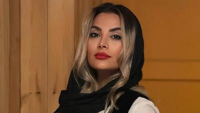  مونا فائزپور با «جلیقه گلدوزی» در مراسم هنری؛ استایل شیک همسر احمد مهرانفر (عکس)