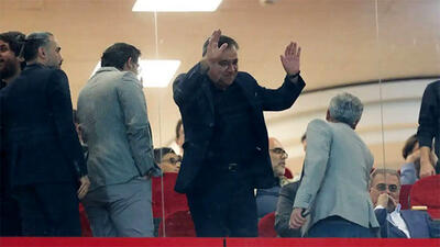  سرپرست استقلال کُت الخلیفی را به تن کرد