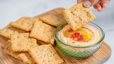  طرز تهیه کراکر نخود پروتئینی؛ میان وعده سالم و ترد