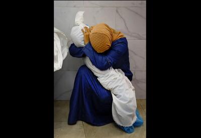  عکس/ وداع جانسوز زن فلسطینی با پیکر برادرزاده ۵ ساله اش در خان یونس | اقتصاد24