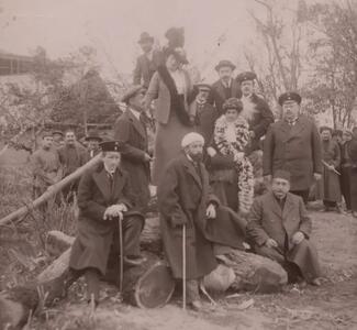  عکس/ اعضای کنسولگری روس به همراه تعدادی از گرجی‌ها ۱۲۰ سال پیش در انزلی | اقتصاد24