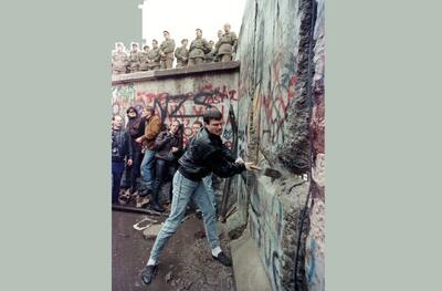  عکس/ تخریب دیوار برلین با چکش ۳۶ سال پیش توسط جوان آلمانی | اقتصاد24