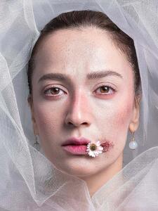  عکس/ ژست هنری و عجیب الهام نامی با گل بابونه روی صورتش | اقتصاد24