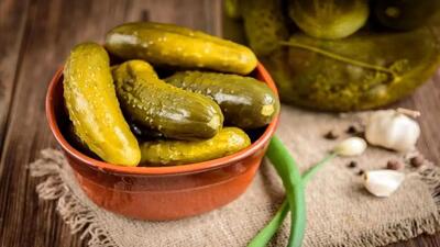  هشدار به خریداران خیارشور فله‌ای؛ این لایه سفید سمی است!