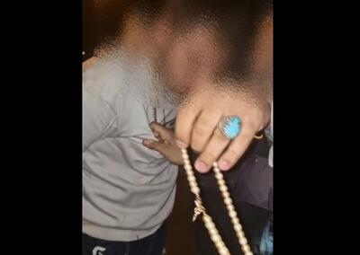  از گردن یک سارق اصفهانی ۷ میلیارد تومان طلا پیدا شد | لحظه باز کردن گردنبندهای گران قیمت طلا از گردن این سارق را ببینید