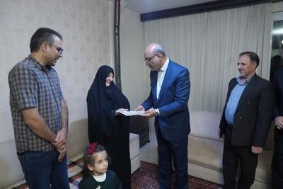  ادای احترام استاندار کرمانشاه به ۲ برادر شهید دانش‌آموز و جانباز ۷۰ درصد دفاع مقدس