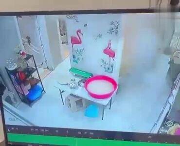  لحظه هولناک انفجار زودپز مقابل صورت یک مرد