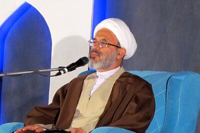  همان استادی که فقه یا ادبیات تدریس می‌کند، باید حواسش به طلبه باشد