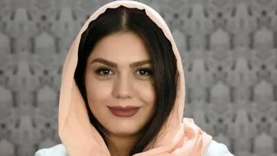  عکس / جشن تولد فوق لوکس آزاده زارعی، بازیگر سریال آوای باران با تم سبزرنگ  / کیک تولد سه بعدی سبز و طلایی و لباس خوش رنگ و استایل خانم بازیگر