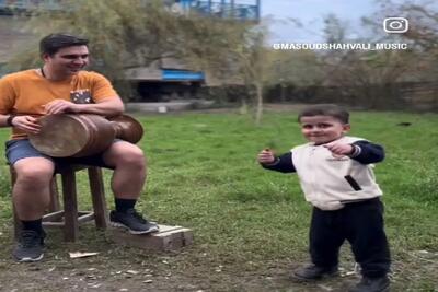  آواز شاد؛ باباهه زد و پسرش زینو زینو خوند انقد قشنگ با افتخار و ذوق بچه شو نگاه میکنه
