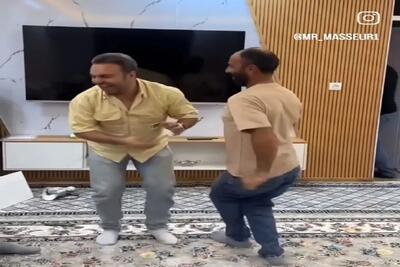  آواز شاد؛ مسابقه حرکات موزونه بین مردا یکیشون انگار دعوا داره بقیه نگاهش میکنن میترکن