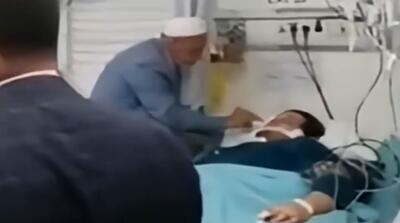 لحظه تلخ بوسیدن دست صابر کاظمی توسط پدرش در ICU