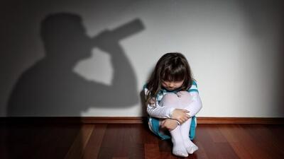  عوامل خانوادگی که فرد را به مصرف الکل می‌کشاند