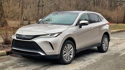  بررسی امکانات رفاهی و ایمنی در تویوتا ونزا لاکچری؛ آسایش کامل برای خانواده‌ها