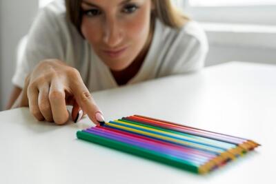  چرا این روزها همه از OCD حرف می‌زنند؟ واقعیت پشت موج «وسواس فکری–عملی»