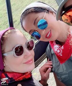  تاریخ وبگردی | عشق ورزی آرام جعفری و دوستش با زرافه ها عظیم الجثه در آفریقا