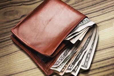  کارگر امانت‌دار فرودگاه قشم کیف گمشده را بازگرداند