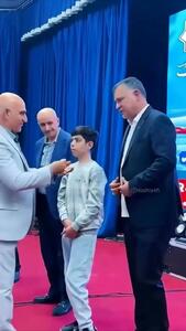  ببینید| لحظه احساسی علی دایی و کودک مبتلا به سرطان؛ تنها آرزویم دیدن علی دایی بود