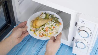  آیا پخت در مایکروویو مواد مغذی غذا را از بین می‌برد؟