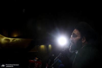  سید علی خمینی: اگر سفارت آمریکا تسخیر نشده بود امروز جمهوری اسلامی نبود و اگر بود موشک و انرژی هسته ای نداشتیم/ مهمترین پیام عملی تسخیر لانه جاسوسی این بود که در عمل نشان دهد آمریکا تصمیم گیر مطلق نیست