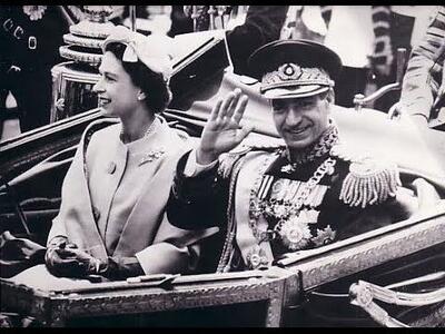  استقبال سلطنتی از شاه ایران در لندن؛ محمدرضا پهلوی و ملکه الیزابت در خانه اپرا