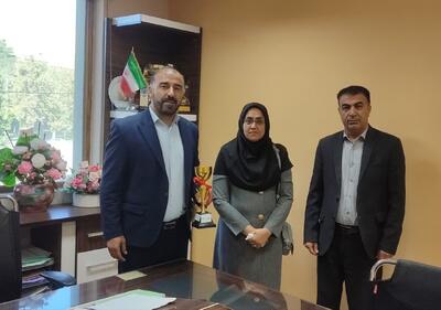  قدردانی از کادر درمان / اهدا کاپ قهرمانی تیم فوتبال چمنی به بیمارستان رحیمی خرم آباد