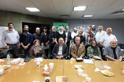  موضوع: عجله/ چهره‌نگاری از پرویز شاپور، کامبیز درم‌بخش، اردشیر محصص، غلامعلی لطیفی و جواد علیزاده/ دوازدهمین دوسالانه کاریکاتور تهران کلید خورد