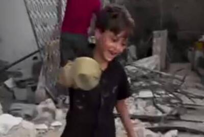  فیلم/ شادی کودک فلسطینی پس از یافتن قلک خود از میان ویرانه‌ها