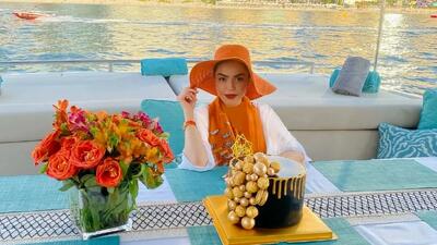  نگاهی به دکوراسیون باشکوه کشتی اختصاصی آزاده زارعی، سیندرلای سینمای ایران در پالم جمیرا دبی/ چیدمان باشکوه لانژ و کابین کشتی با مبلمان راحتی آباژور و دیوار های سه بعدی و...