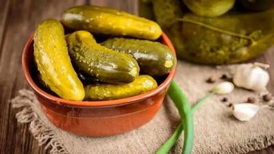  خیارشور فله‌ ای مصرف می‌ کنید؟ مراقب این سم سفید باشید!